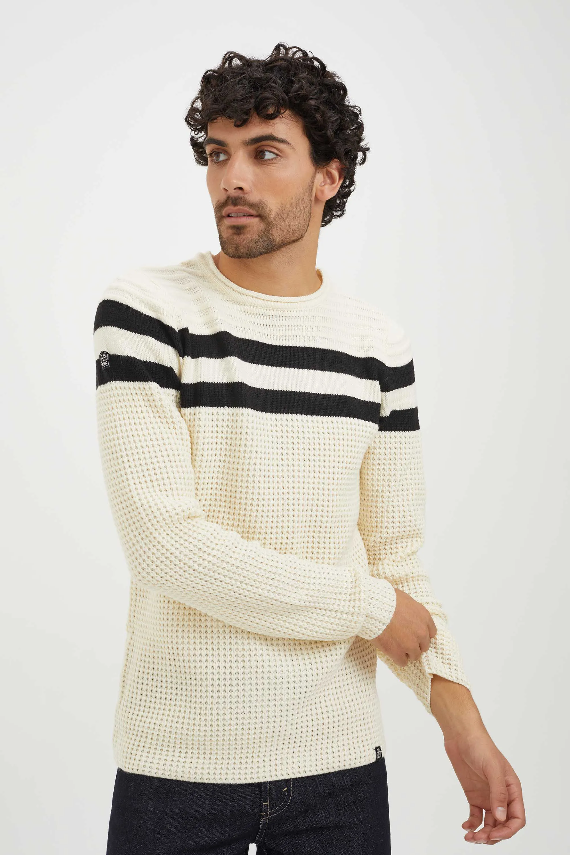 Round neck embossed knit
